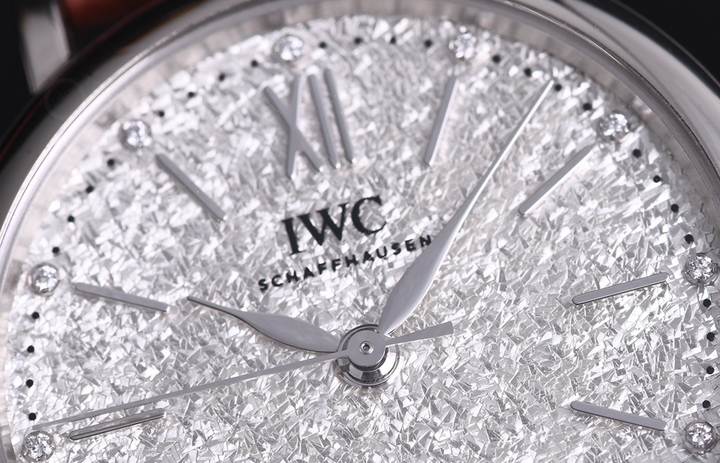 青出于蓝：女表新宠，看一下IWC万国表第一款配备双圈手表表带作品