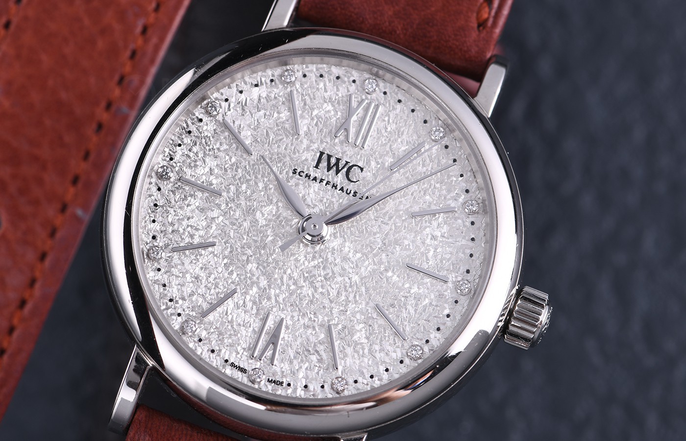 青出于蓝：女表新宠，看一下IWC万国表第一款配备双圈手表表带作品