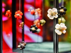 梵克雅寶攜手蜷川實花于巴黎愛麗舍宮呈現「FLORAE」幻境花園