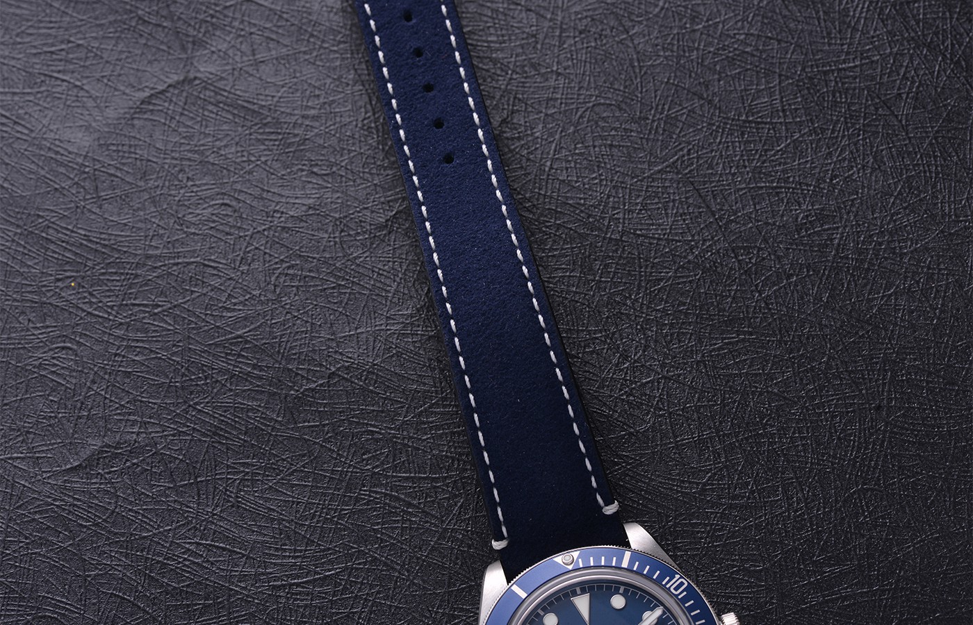 贵以专|与你一起深层次海洋探索当然，品评帝舵碧湾系列产品1958型“海军蓝”腕表
