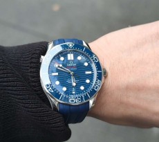 換個表帶更加舒服  我的歐米茄海馬藍盤
