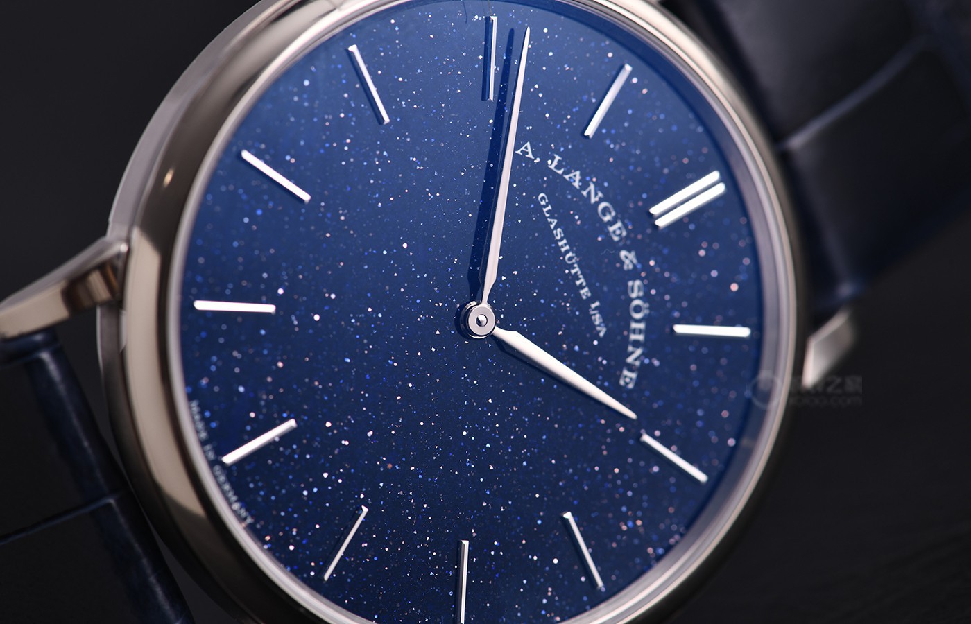 如果不能陪你领略到浩瀚无垠星空 那可以送你一枚朗格Saxonia Thin腕表吧