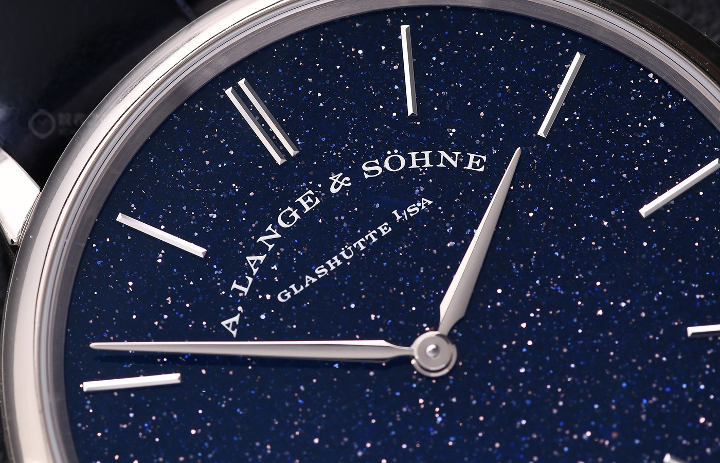 如果不能陪你领略到浩瀚无垠星空 那可以送你一枚朗格Saxonia Thin腕表吧