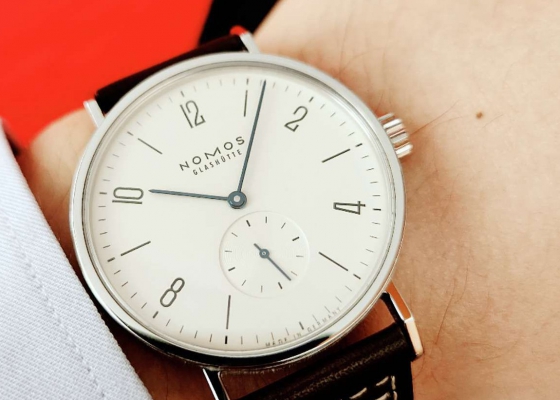 素净白盘简约而不简单  NOMOS TANGOMAT