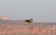百年灵赞助“喷气人”飞越美国大峡谷