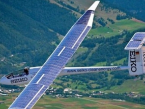 滑翔机与精工全新太阳能飞行表