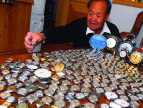 老人半世纪收藏五百块表 至今这些表都能正常跑