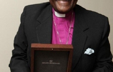 芝柏表向诺贝尔和平奖得主图图大主教致敬