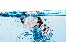 积家推出新款两地时间潜水陶瓷女装腕表