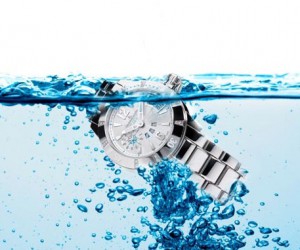积家推出新款两地时间潜水陶瓷女装腕表