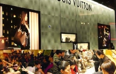 中美两国奢侈品消费者年龄对比中国或年轻25岁