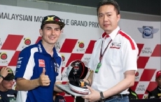 马来西亚摩托车竞技冠军获赠天梭腾智系列赛车专用腕表
