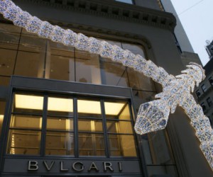 寶格麗紐約店外盤首尾相接蛇形燈飾