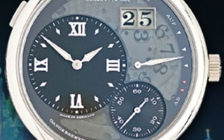晶莹剔透 品鉴朗格Grand Lange 1“Lumen” 首款夜光大日历腕表