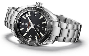 《007大破天幕杀机》中的全新邦德腕表：欧米茄海马系列海洋宇宙600米潜水表