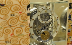 积家向古斯塔夫·克林姆致敬 取材自其名画《等待》的全新Atmos Marqueterie 镶木拼接空气钟