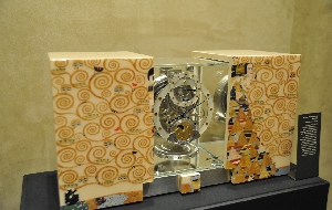 积家向古斯塔夫·克林姆致敬 取材自其名画《等待》的全新Atmos Marqueterie 镶木拼接空气钟