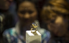 珠宝品牌萧邦展身价1.3亿元港币31克拉卵形变色龙钻戒