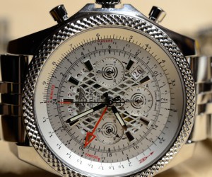 掌控世界 百年灵宾利B04世界时间计时金属带腕表