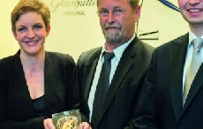 第十届格拉苏蒂音乐大奖被授予德国男中低音托马斯•夸斯托夫