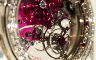 復雜腕表也惹火 品鑒雅典Royal Ruby飛行陀飛輪腕表