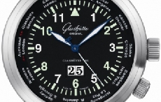 缅怀先驱再创经典 格拉苏蒂推出飞行员世界时腕表