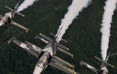 八一跳伞队和百年灵机队领衔克拉玛依航空节