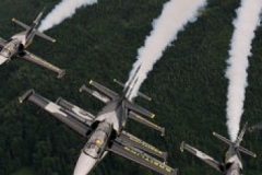八一跳伞队和百年灵机队领衔克拉玛依航空节