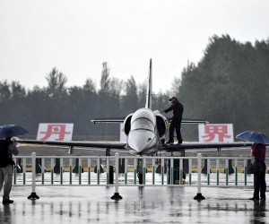 瑞士百年灵喷气机队新疆克拉玛依展示特技飞行