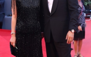 姜文周韵夫妇佩戴蕾蒙威腕表亮相威尼斯电影节开幕式