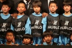 宇舶表世界杯大使贝利亲临日本慈善射门比赛