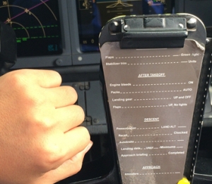 最高大上的网友作业 IWC飞行员腕表与波音737合影