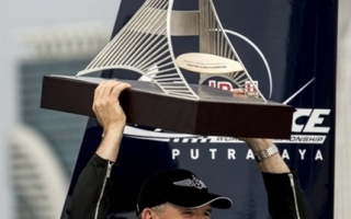 百年灵飞行队问鼎 2014 Red Bull Air Race 冠军