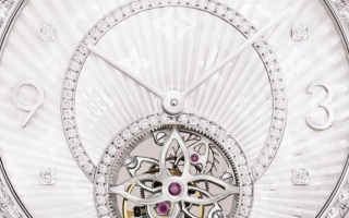 路易威登推出全新Tambour Monogram 陀飞轮白金腕表