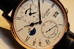 从容地掌控时间 鉴赏格拉苏蒂原创议员环球腕表搭配全新自动Calibre 89-02机芯