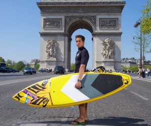 天才冲浪运动员Kai Lenny造访泰格豪雅巴黎旗舰店