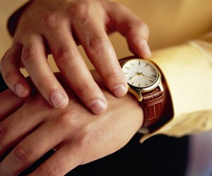 手表如何正确调整时间和日期