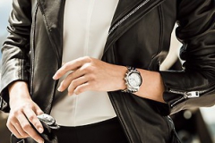 女性优雅，完美掌控 百年灵机械计时38丽致版腕表