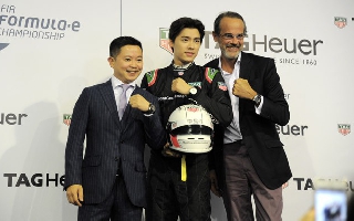 续写与Formula E的新篇章 泰格豪雅品牌大使李易峰接受极速挑战