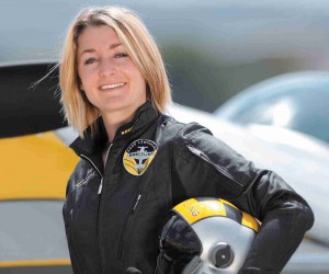 百年灵飞行队首位女性飞行员Aude Lemordant展翼意大利航展