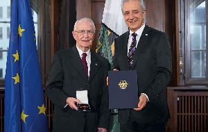 一枚勇气与承诺的勋章 瓦尔特•朗格获得联邦德国颁布的功绩勋章
