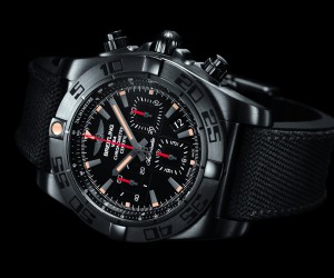百年靈終極飛行計時腕表的全新演繹 百年靈終極計時黑鋼腕表(Chronomat 44 Blacksteel)