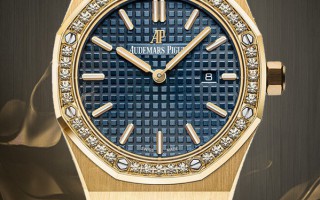 優雅尊貴 品鑒愛彼皇家橡樹系列黃金鑲鉆藍盤腕表
