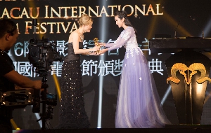 宝齐莱全球形象代言人李冰冰佩戴雅丽嘉RoyalRose限量珠宝腕表出席澳门国际电影节