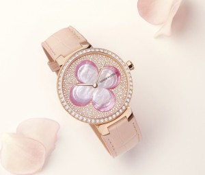 戴上COLOR BLOSSOM系列珠宝腕表 感受甜美的粉蓝色时光