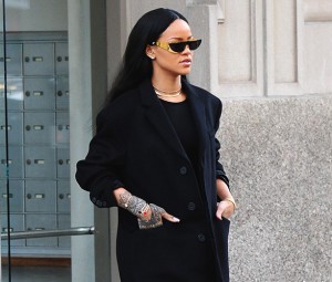 Rihanna蕾哈娜街拍新风尚 叠加的魅力