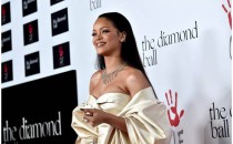 著名歌手蕾哈娜（Rihanna）佩戴卡地亚珠宝出席克拉拉莱昂内尔基金会