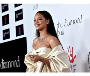 著名歌手蕾哈娜（Rihanna）佩戴卡地亚珠宝出席克拉拉莱昂内尔基金会