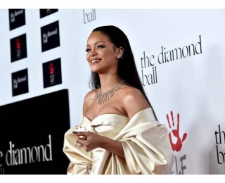 著名歌手蕾哈娜（Rihanna）佩戴卡地亚珠宝出席克拉拉莱昂内尔基金会