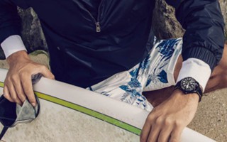 布鲁诺·费尔南德斯佩戴着时刻伴他左右的泰格豪雅竞潜系列腕表放松身心、惬意休闲地乘风御浪